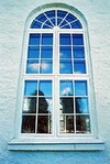 Långhusfönster i norrfasaden på Nittorps kyrka, från N.