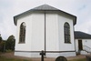 Fasaden på det femsidigt avslutade koret i Ambjörnarps kyrka, från Ö.