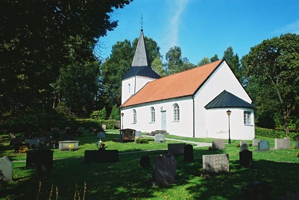Hulareds kyrka med omgivande begravningsplats sedd från SÖ.
