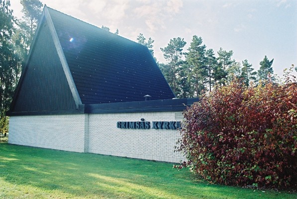 Del av östfasaden på Grimsås kyrka sedd från NÖ.