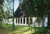 Sydfasaden på Grimsås kyrka sedd från SÖ.