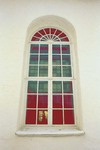 Fönster i norrfasaden på Månstad kyrka.
