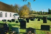 Grönahögs kyrka med omgivande begravningsplats sedd från sydväst.
