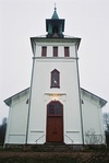 Mårdaklevs kyrka med torn i väster.