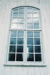Långhusfönster i Håcksviks kyrka, från S.