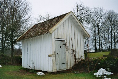 Uthus vid Jällby kyrka. Neg.nr. B961_036:13. JPG. 