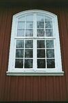 Fönster i Svenasjö kyrkas sydfasad.