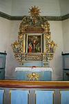 Altare och altaruppsats i Berghems kyrka sett från väster mot koret.