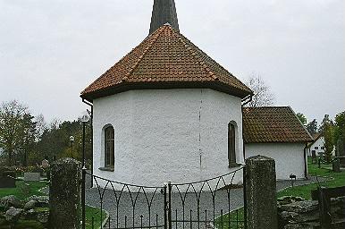 Koret på Öxnevalla kyrka sett från öster strax utanför kyrkogårdsmuren.
