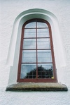 Långhusfönster i Öxabäck kyrkas sydfasad.

