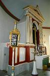 Altaruppsatsen i Örby kyrka samt en psalmnummertavla, från NV.