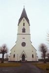 Hyssna kyrka med tornets västfasad.
