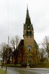 Gustav Adolfs kyrka, västfasad och torn sedd från vägkorsningen väster om kyrkan.