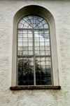 Fönster i Toarps kyrka i södra fasaden. 