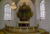 Koret i Vänga kyrka med altartavlan som flyttades över från den gamla kyrkan. Altarringen är ursprunglig.