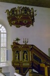 Predikstolen i Vänga kyrka medflyttades från den gamla kyrkan och är från 1736.