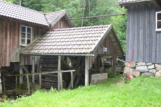 Vattenhjulhuset hopbyggt med sågen. Snickeriet till höger