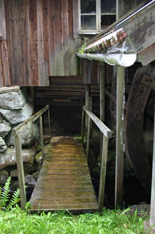 Träbron leder in under sågen