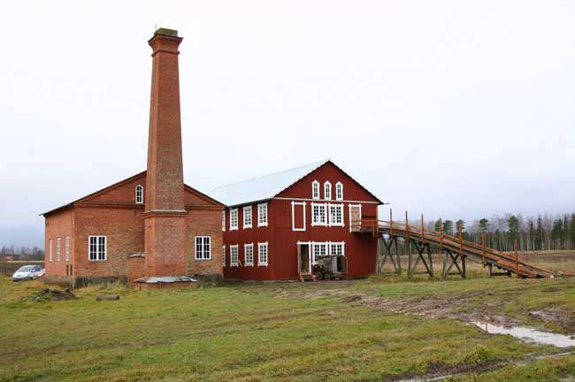 Maskinhus och ångsåg med fasader mot nordöst