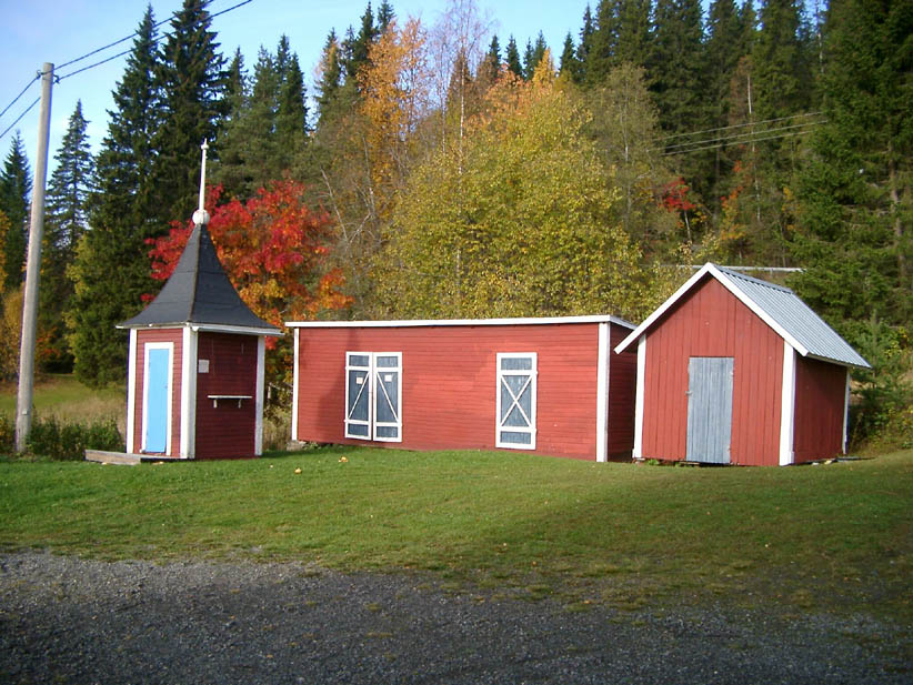 Laxvikens bygdegårds torn och uthus.
Dasset är den mittersta byggnaden