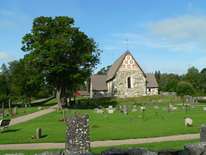 Dannemora kyrka med kyrkogård sett från söder.