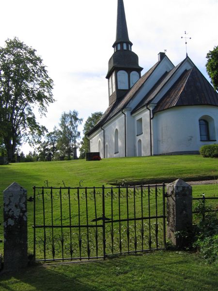 Bredestads kyrka och kyrkogård från östra ingången.