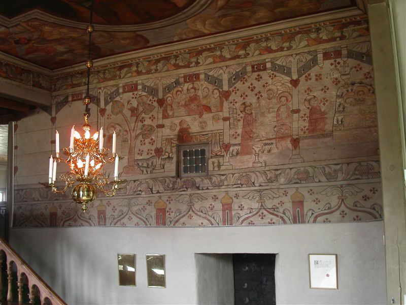 Norra korväggen med medeltida väggmåleri och fönster.