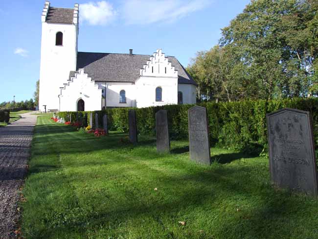 Kyrkoanläggningen med tjänstefolkets gravplatser