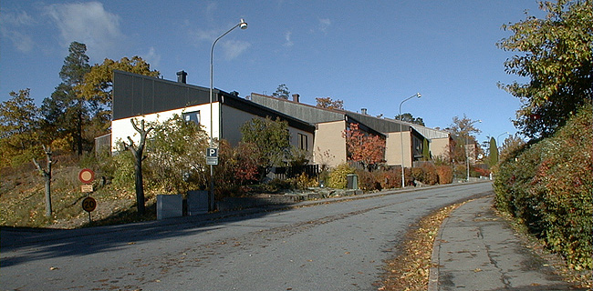 Stockholm, Bredäng, Tankebyggarorden 13,12,11, Tankebyggarbacken 71,73,75. Husen är anpassade till terrängen. Foto från syd.
