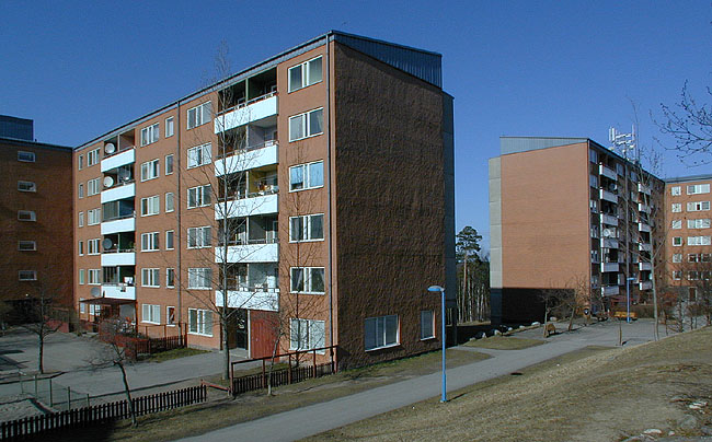 SAK07041 Sthlm, Tensta-Hjulsta, Klippinge och Hidinge 1 respektive 2, från S

Några hus är byggda i vinkel.





