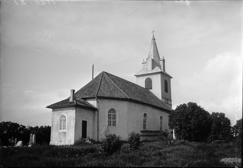 Håby kyrka från nordöst med gamla sakristian