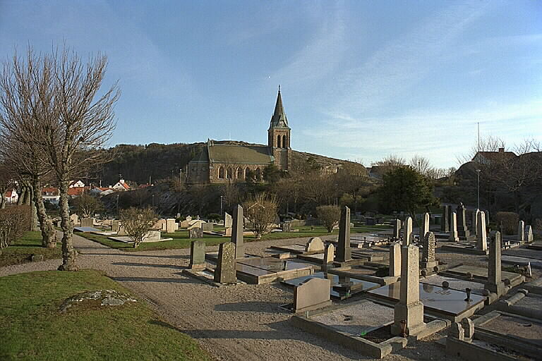 Fjällbacka kyrka och kyrkogård från nordväst.