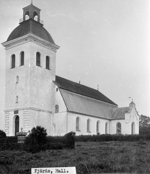 Fjärås kyrka från sydväst.