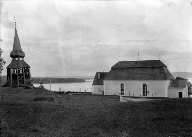 Hackås kyrka och klockstapel från norr