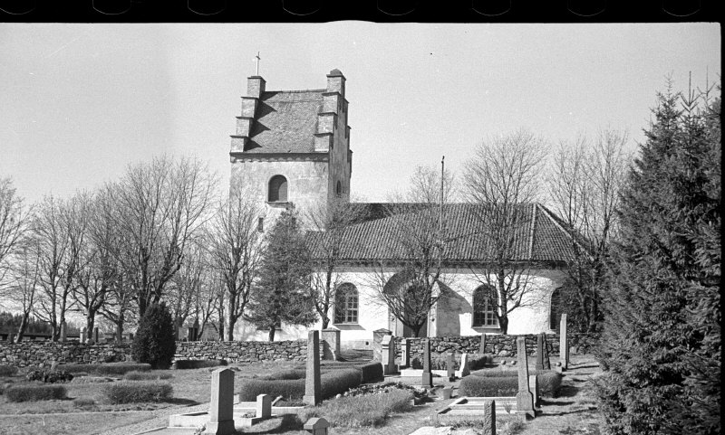 Grinneröds kyrka från nordöst.