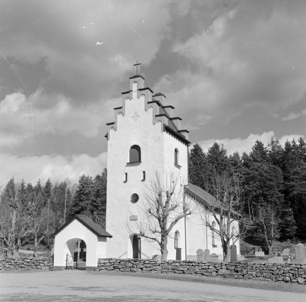 Grinneröds kyrka från sydväst.