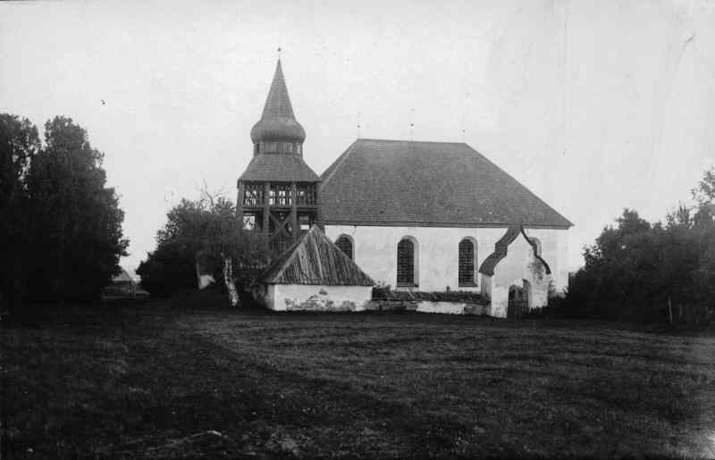 Ovikens gamla kyrka från syd