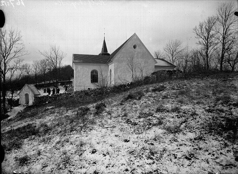 Rolfstorps kyrka från sydöst.