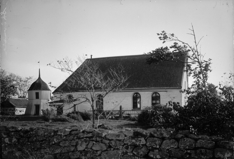 Stråvalla kyrka och klocktorn från norr.