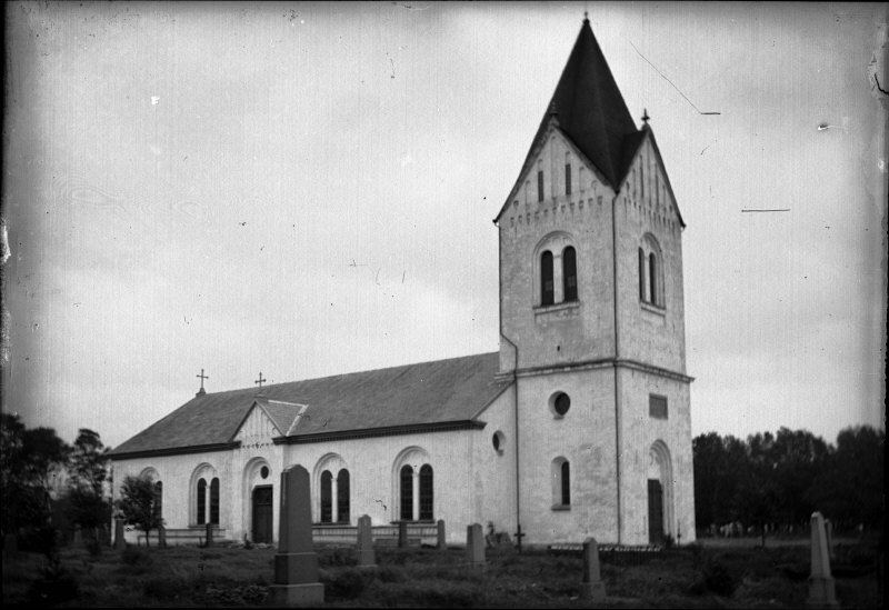 Tvååkers kyrka från nordväst.