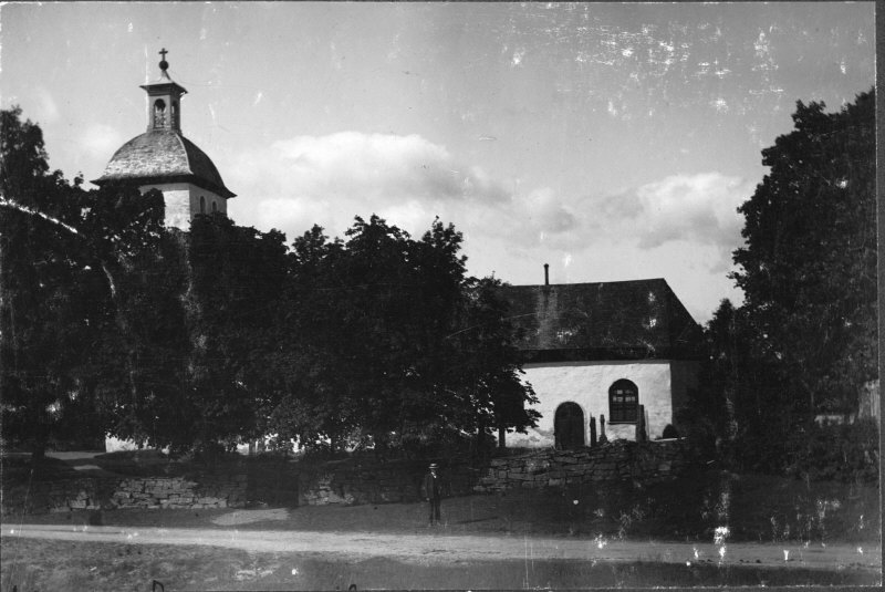 Steneby kyrka från syd.