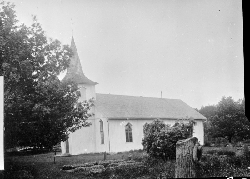 Tisselskogs kyrka från sydväst.