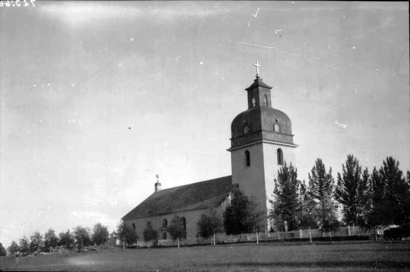 Rödöns kyrka efter restaureringen, från nordväst