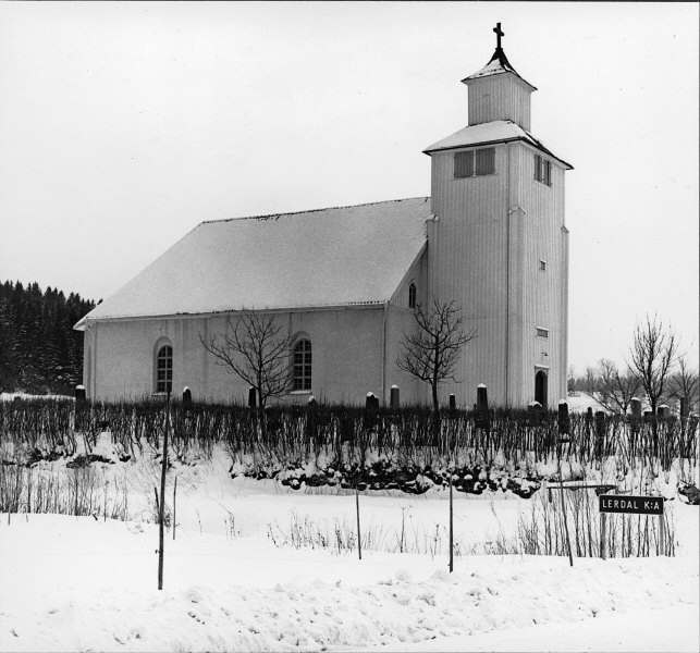 Lerdals kyrka från nordväst.