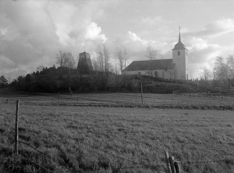 Kyrkan och klockstapeln från norr.