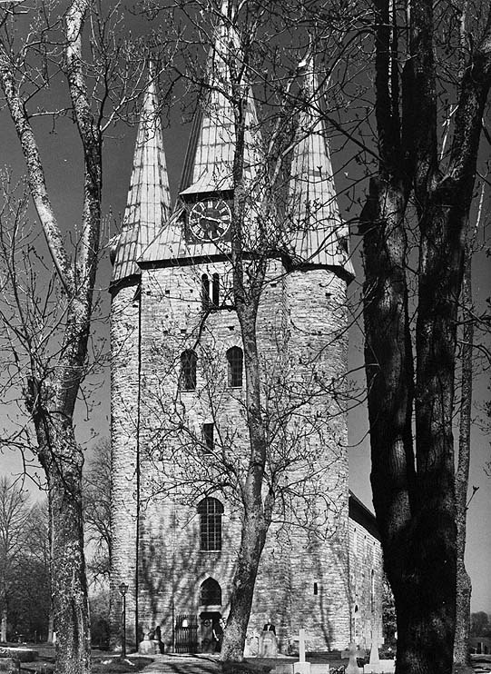 Husaby kyrka från väster, troligen i slutet av 1960-talet.