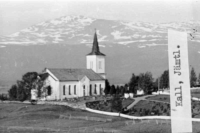 Kalls kyrka från nordöst, med Åreskutan i bakgrunden