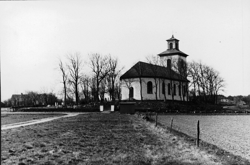 Harestads kyrka från nordöst.