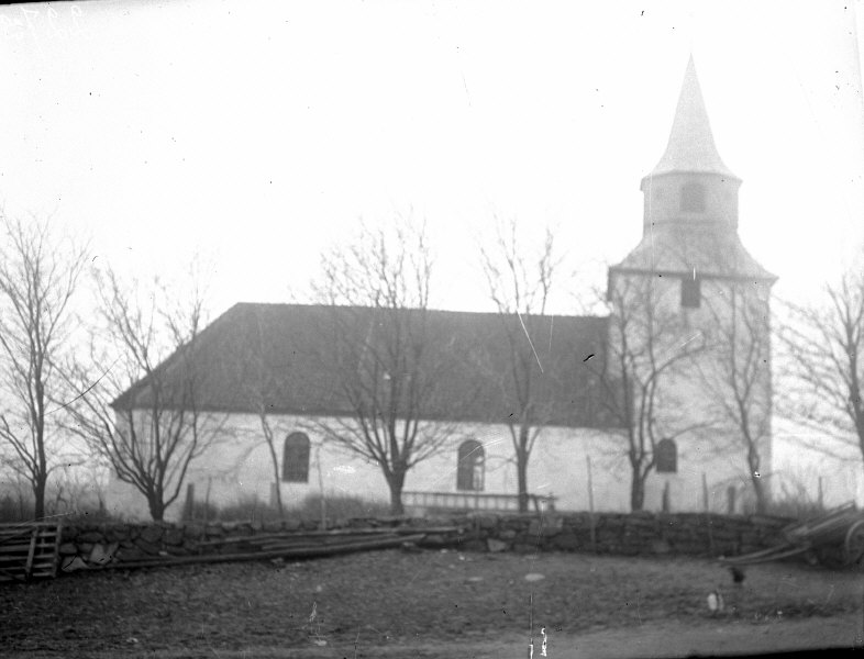 Kareby kyrka från syd.