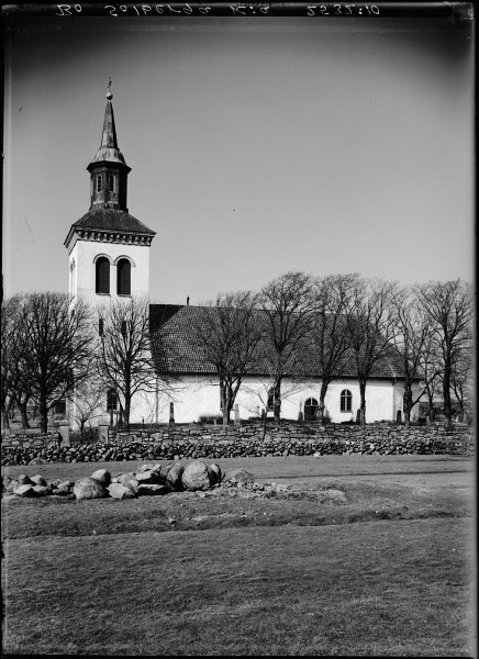 Solberga kyrka från syd.